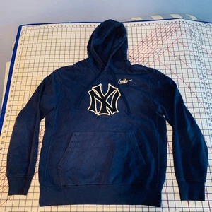 Women’s Medium New York Yankees NIKE Pullover Hoodie Sweatshirt NY - Picture 1 of 6