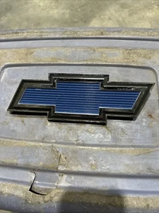 73-75 Chevrolet Square Body Bowtie Grille Emblem Part# 672810 C / K series Used - Picture 1 of 9