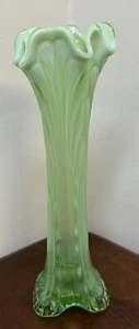Vintage grün Glas irisierende Variante geschwungen Stretch Vase 12" Rüschen Wirbelfuß - Bild 1 von 10