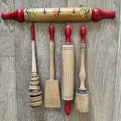 Juego de utensilios de madera mexicanos vintage de los años 50 con soporte batidor Molinillo rodillo Foto 1 de 4