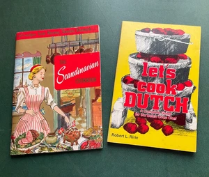 Lot of 2 Vintage Cookbooks – Scandinavian Recipes 1956 & Let’s Cook Dutch Oven - Foto 1 di 7