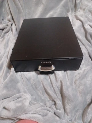 Soporte para cápsulas de café Keurig 122106 debajo de la cafetera usado pero en un estado impresionante  Foto 1 de 2