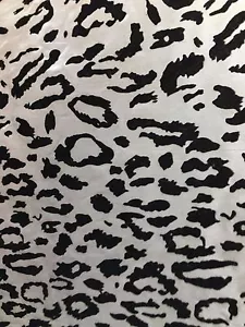 TELA DE TAFETÁN DE TERCIOPELO FLOCADO BLANCO CON IMPRESIÓN DE GUEPARDO (60 in.) Vendido BTY - Imagen 1 de 4
