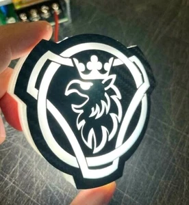 LOGO STEMMA LUMINOSO LED 24V SCANIA TRUCK CARBON LOOK PER MASCHERINA FRONTALE - Foto 1 di 4