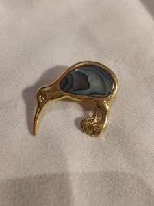 New Zealand Kiwi Bird Abalone Shell Gold Tone Brooch Pin Badge VGC 3cm - Picture 1 of 4