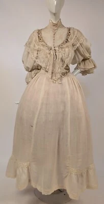 КРАСИВЫЙ КОНЦЕ 19-ГО ВЕКА ВИКТОРИАНСКИЙ ПУХОВИК РУКАВ ПЛАТЬЕ W BELL МАНЖЕТЫ + ВЫШИТЫЙ TR - Изображение 1 из 4