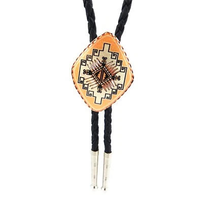 Corbata Bolo de Cobre Diseño Azteca Diseño Forma Diamante 44 pulgadas Cordón Negro Hecha en EE. UU. Foto 1 de 4