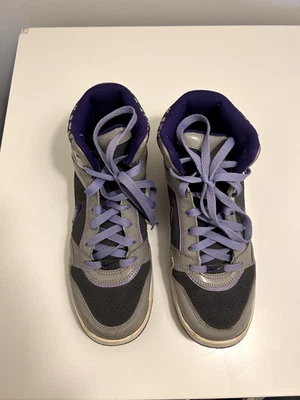 Nike Prestige 3 Feminino Top Alto Padrão Cinza/Roxo/Leopardo, Tamanho 8 - Imagem 1 de 4