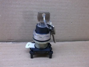 EM22KE4 Eaton Cutler Hammer NEW 22MM Metal Key Keyed Selector Switch EM22-KE4 - Picture 1 of 3
