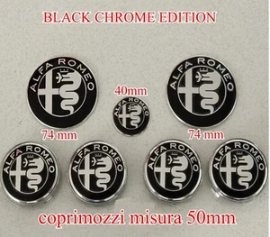 KIT FREGIO STEMMI LOGHI ALFA ROMEO 147 156 159 MITO GIULIETTA NERO SILVER 50mm - Foto 1 di 3