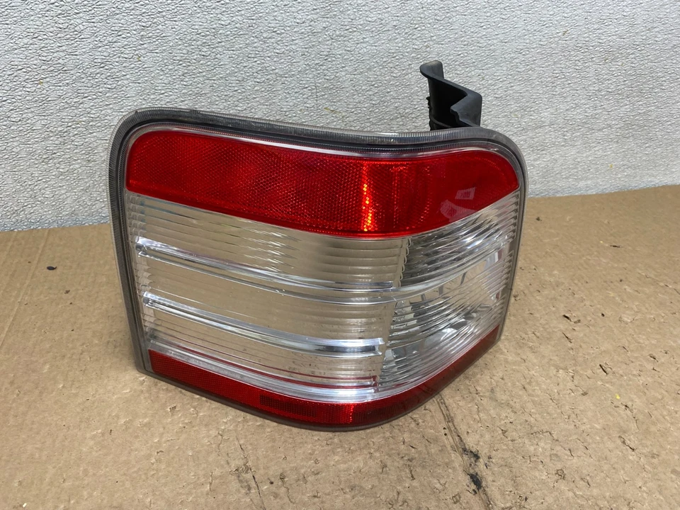 Luz trasera lateral izquierda Ford Taurus X 2008-2009 OEM V3506 DW Foto 1 de 4