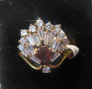 Goldfarbener modischer Ring runder roter Stein mit kleinen künstlichen Diamanten Größe 10. - Bild 1 von 1
