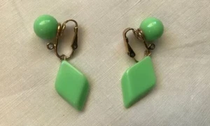 Vintage Crown Trifari Lime Green Bead Dangle Clip Earrings - Picture 1 of 3
