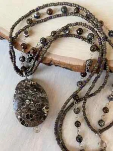 Neue handgefertigte Halskette mit echtem Fossil Muschel Anhänger & Fossil Perlen Schmuck - Bild 1 von 9