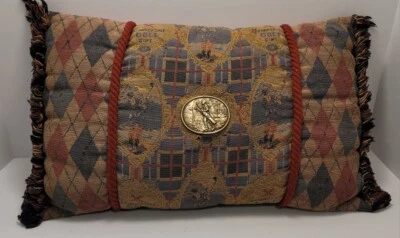 挂毯 Argyle 复古高尔夫主题枕头带黄铜奖章 18"X10" — 第 1/4 张图片