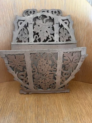 ANCIENNE ETAGERE PORTE LETTRE EN BOIS SCULPTE - Photo 1/4