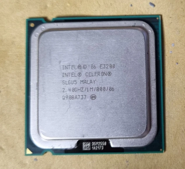 Intel Celeron Dual Core E3200 2.4GHz/1M/800 - LGA 775 CPU Processor SLGU5 - used - Image 1 of 1