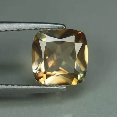 2.31 克拉_松散大宝石_100% 天然香槟黄玉_精美切割 — 第 1/3 张图片