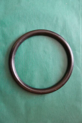 Cadre ancien en bois noirci rond - Photo 1/4