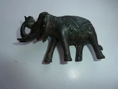Bel éléphant en bronze plein à patine sombre d'origine indienne,années 50-60 - Photo 1/3