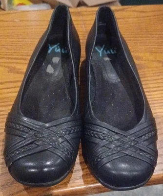 Zapatos planos para mujer Yuu Gail talla 7 puntera trenzada negra imitación cuero  Foto 1 de 4