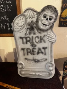 Pietra tombale vintage Halloween soffiaggio stampo dolcetto o scherzetto 28"  - Foto 1 di 7