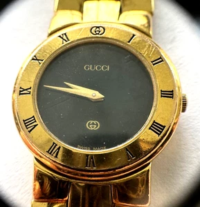 Gucci 978.002 schwarzes Zifferblatt vergoldet Damen Quarz Schweizer Armbanduhr 3300 L läuft - Bild 1 von 12