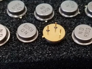 10 pieces NDR303 303.825 MHz One Port +/- 75 KHz TO-39 SAW Resonator - Picture 1 of 5