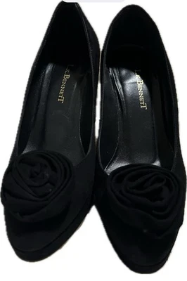 L.K. Zapatos de salón Bennett de gamuza negros talla 37 hechos en España con aplique floral. Usado en excelente estado Foto 1 de 4
