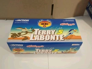 Terry Labonte #5 Kellogg's/Looney Tunes Monte Carlo 1:24 2001 Monte Carlo Action - Picture 1 of 5