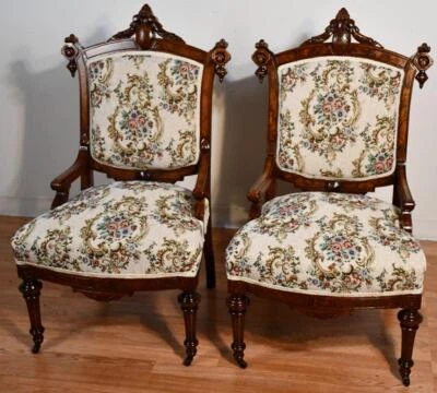 Par de sillas/sillas laterales antiguas victorianas talladas en nogal de la década de 1860 Foto 1 de 4