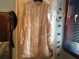 NEU Römer Kunstfellmantel Gr. Medium cremefarben Clipverschluss Rundhals - Bild 1 von 4