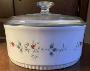 Pfaltzgraff Winterberry 2.5 Qt Round Covered Baker- Pyrex Glass Lid - Picture 1 of 4