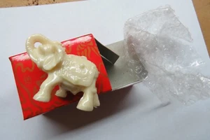 VINTAGE Lucky Elephant MINIATUR Figur chinesisch WEISSHARZ IN OVP - Bild 1 von 16