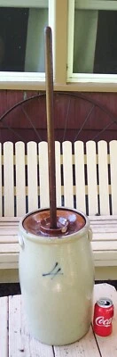 ANTIGUA BATIDORA DE MANTEQUILLA DE GRES PRIMITIVA DE EE. UU. con PALO DE PALETA DE MADERA Foto 1 de 4