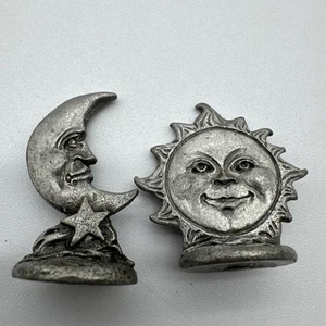 Vintage Peltro Sole e Luna e Stelle Gallo Celeste - 2 pezzi 1,25" - Foto 1 di 5