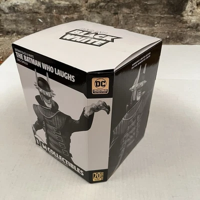DC COLLECTABLES Batman Blanco y Negro Estatua Batman Quien Ríe Foto 1 de 4