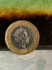 Moneda de una libra de la reina Isabel II 2017 rara Inglaterra  - Imagen 1 de 3