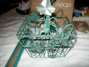 Cesta de alambre cuadrado de metal verde en apuros con hojas de hiedra y otras decoraciones - Imagen 1 de 5
