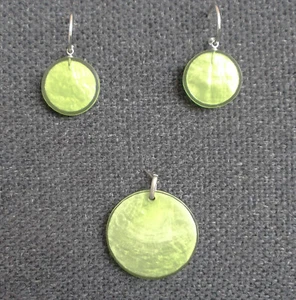 Vintage 1980s Lime Acrylic Disc Pendant & Earrings Set - Picture 1 of 3