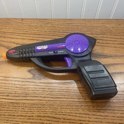 Antiga 1998 Tiger Electronics Lazer Tag arma preta e roxa testada funciona - Imagem 1 de 4