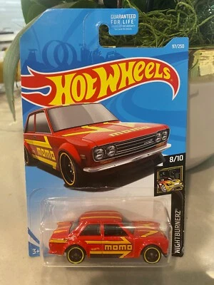 2019 Hot Wheels 97 Nightburnerz 8/3m71 Datsun 510 Momo Rossi Con / Nero SS8 - Immagine 1 di 2