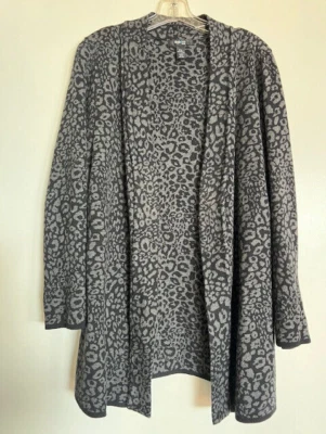Cardigã STYLE & CO algodão suéter espanador frente aberta PL estampa animal preto/cinza - Imagem 1 de 4