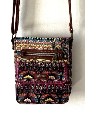 EL SAK. Bandolera mensajera Sakroots Artis pequeña con solapa. Patrón floral. Foto 1 de 4
