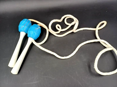 CORDE A SAUTER VINTAGE EN BOIS JOUET ANCIEN 1960 ETAT NEUF COLLECTOR OLD SCHOOL - Photo 1/4