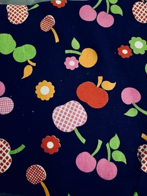 "Cerezas y manzanas de colección kitsch rojas, naranjas, verdes y rosas en sarga azul marino 21"x321/2""" Foto 1 de 4