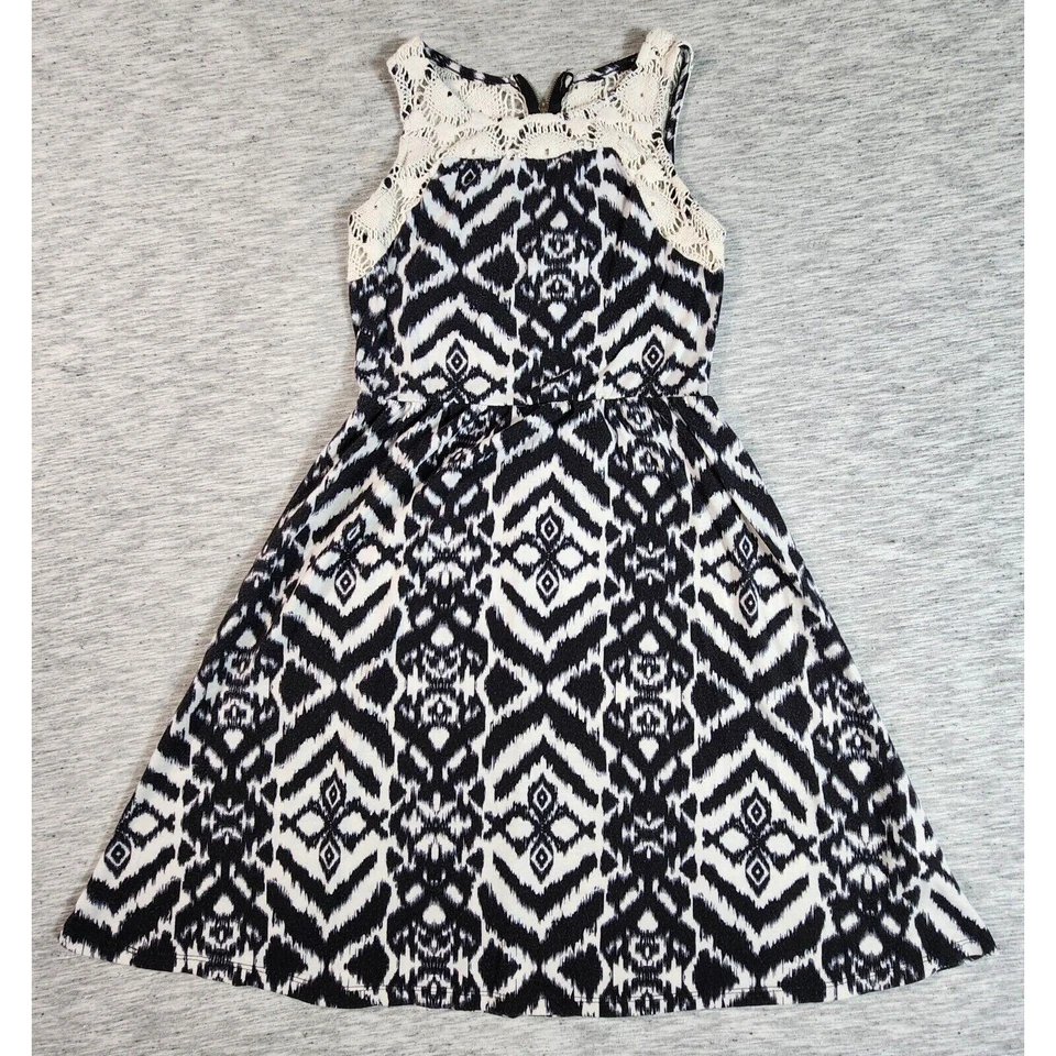 Vestido A Line Detalle Encaje Sobre la Rodilla Mini Sin Mangas Juniors Talla XS Negro Blanco Foto 1 de 4