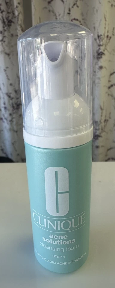 Limpiador de espuma limpiadora Clinique soluciones para el acné paso 1 Foto 1 de 4