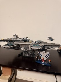 LEGO 76042 Marvel Super Heroes: The SHIELD Helicarrier With Minifigures