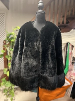 Chaqueta con capa de piel sintética negra de lujo - ecológica, gruesa, sin desprendimiento Foto 1 de 4